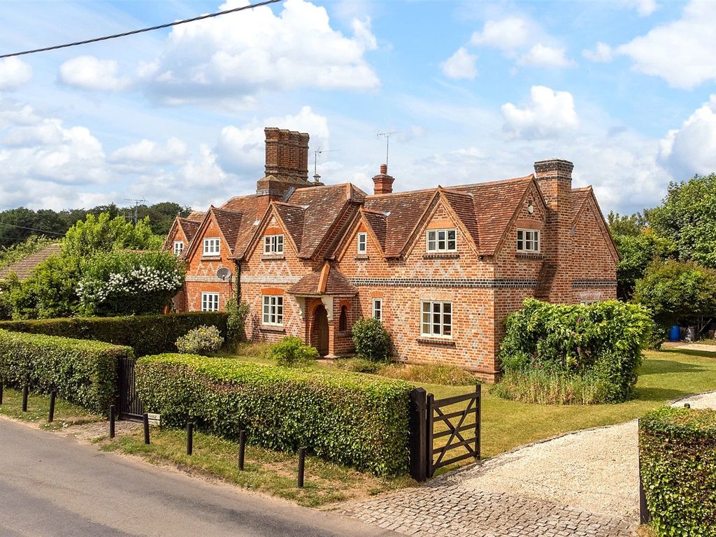 4 bed detached house for sale in Reades Lane, Gallowstree Common