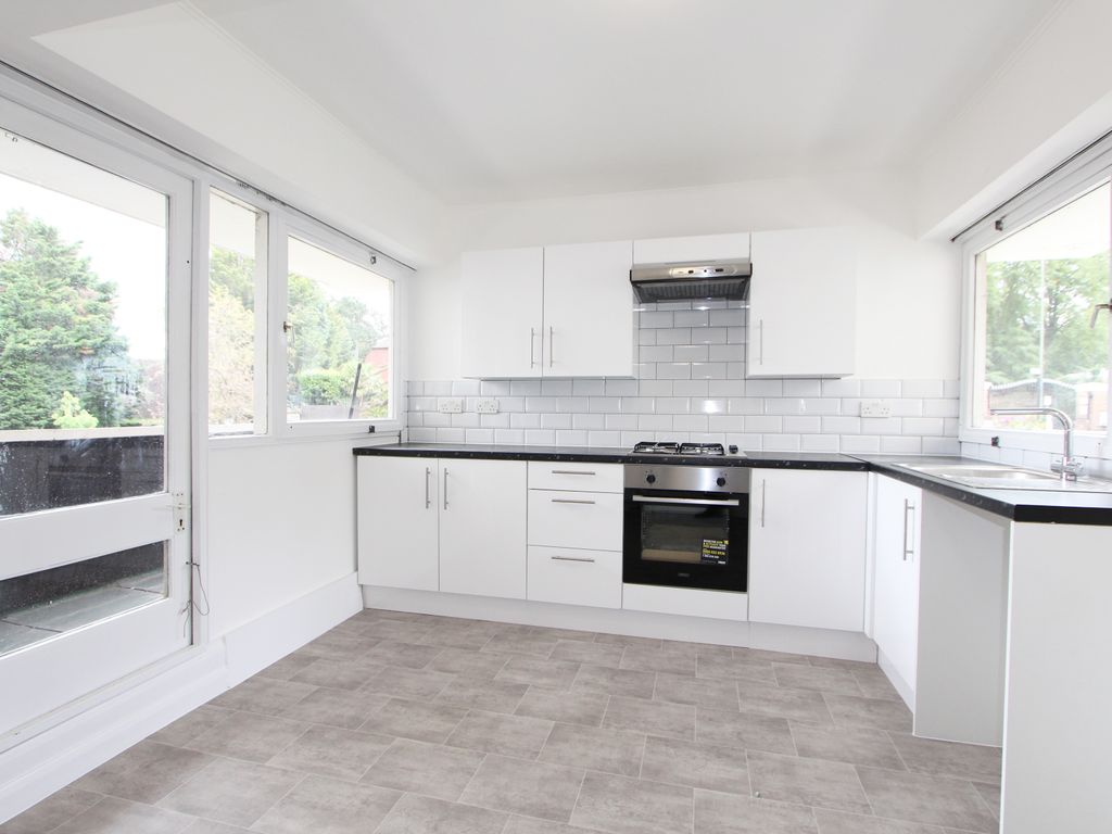 2 bed flat to rent in Hendon Hall Court, Parson Street, London NW4, £