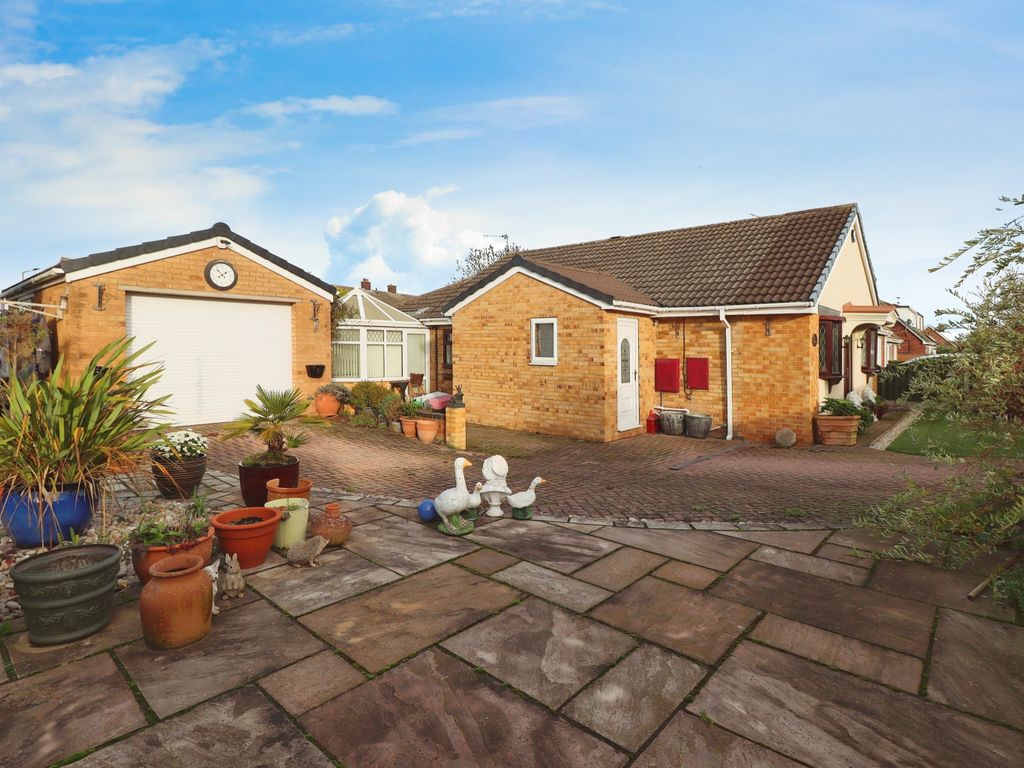 2 bed detached bungalow for sale in Lane, Doncaster DN11, £