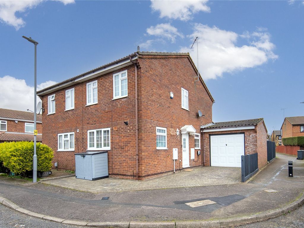 4 bed semidetached house for sale in Branton Close, Luton