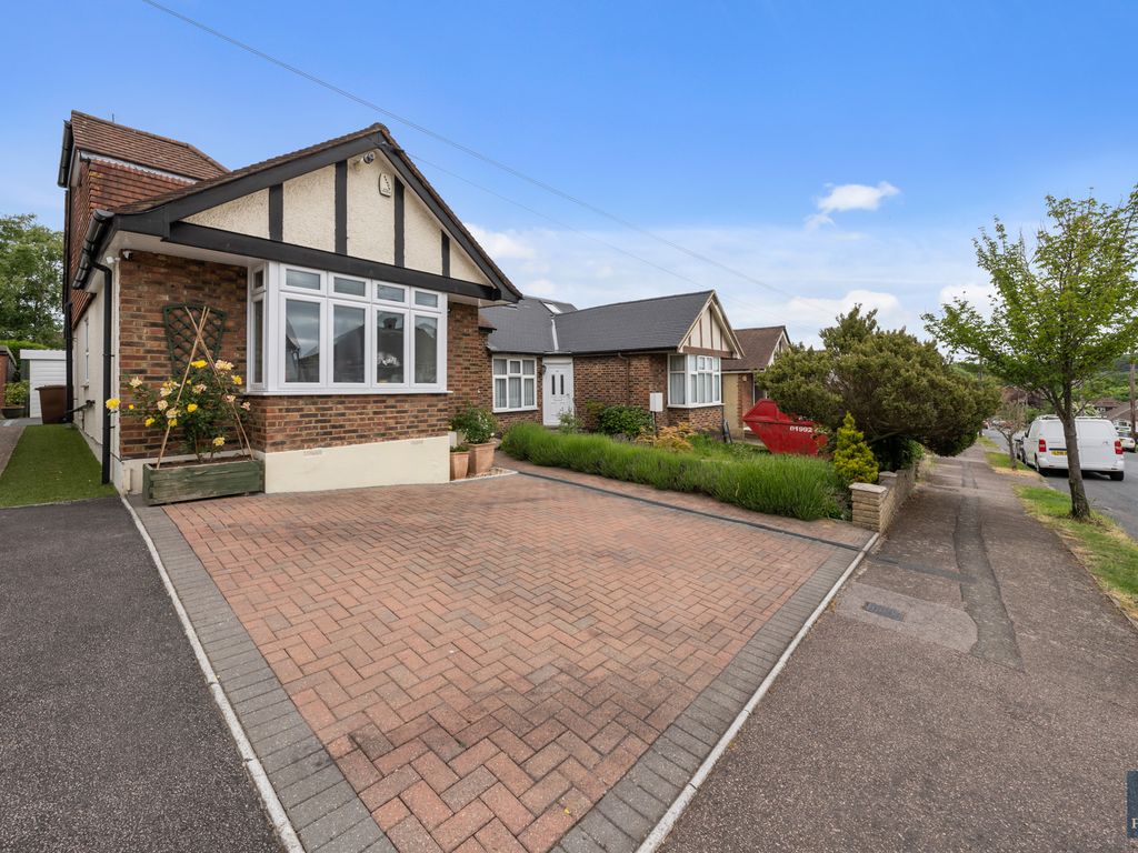 3 bed semidetached bungalow for sale in Park Avenue, Potters Bar EN6