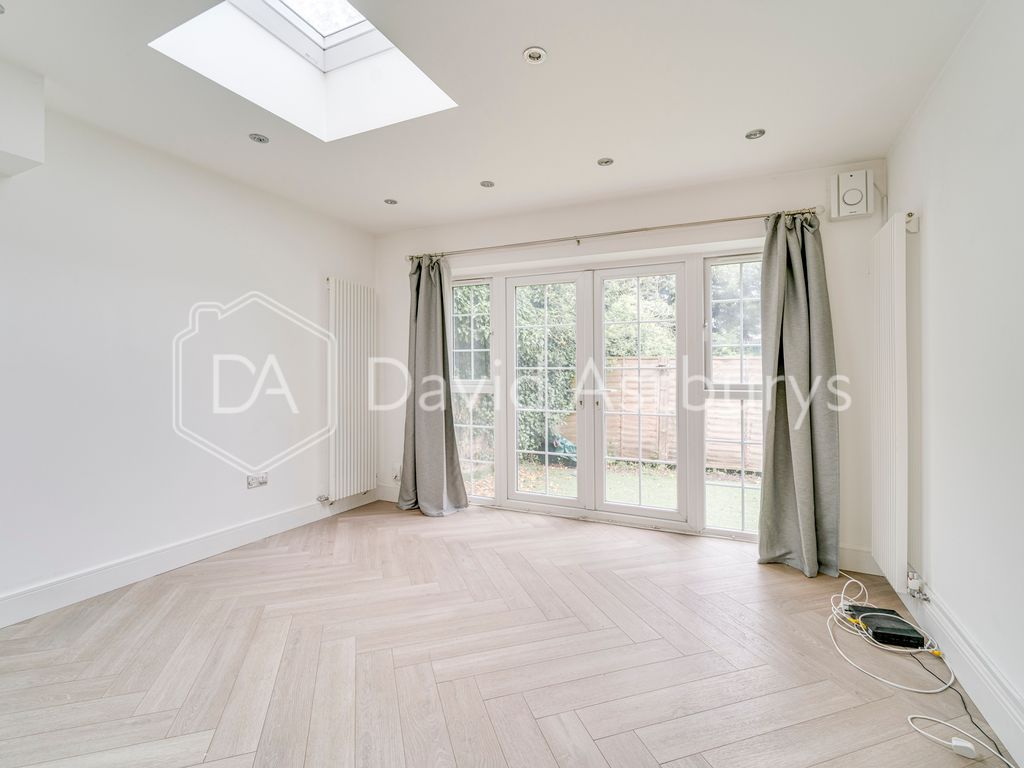 2 bed flat to rent in Archway Road, Highgate, London N6, £2,250 pcm