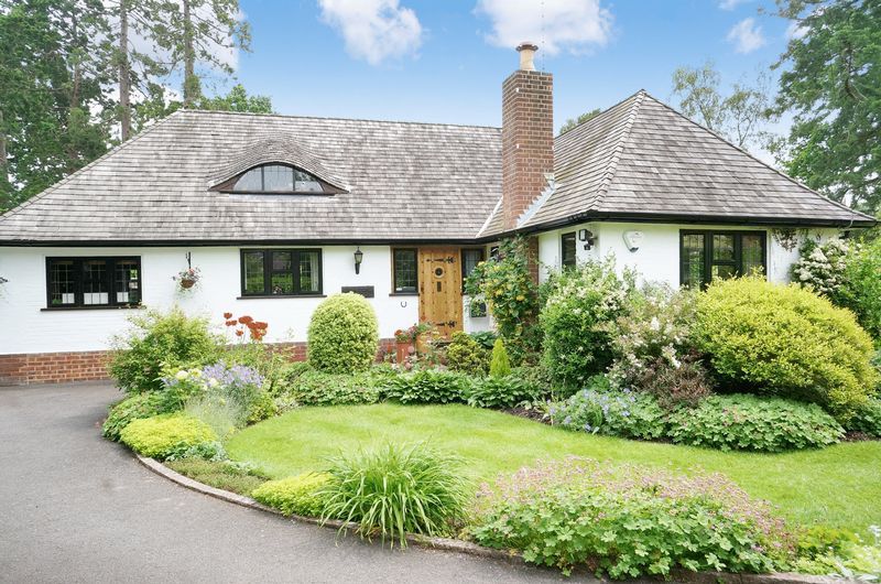 3 bed detached bungalow for sale in Highfields, East Horsley