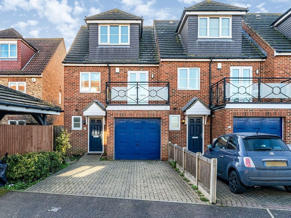 4 bed semidetached house to rent in Mariners View, Gillingham, Kent