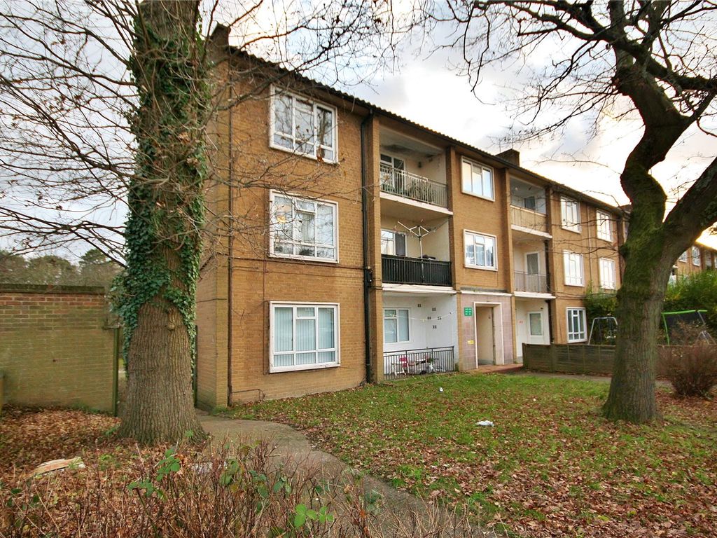 3 bed flat for sale in Albert Drive, Sheerwater, Woking, Surrey GU21, £