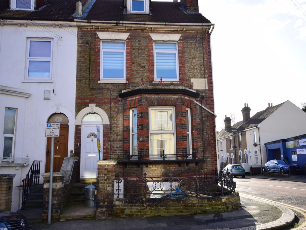 2 bed flat to rent in St. Marys Road, Strood, Rochester ME2 Zoopla