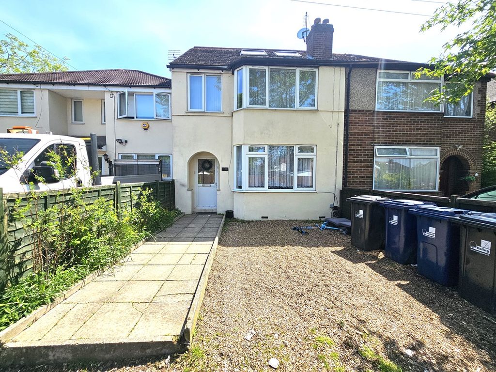3 bed flat to rent in Scorton Avenue, Perivale, Greenford UB6, £1,800