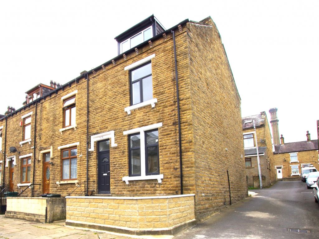 4 bed terraced house to rent in Leamington Street, Manningham, Bradford