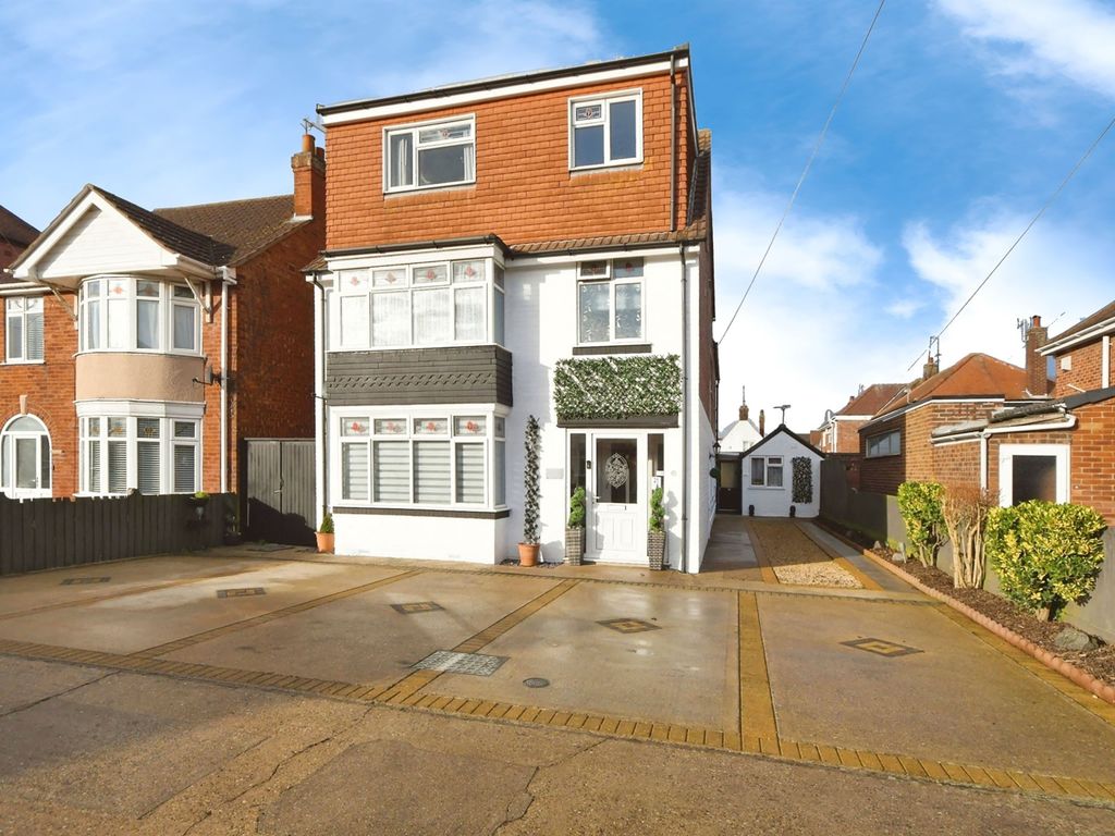10 bed detached house for sale in Sunningdale Drive, Skegness PE25, £