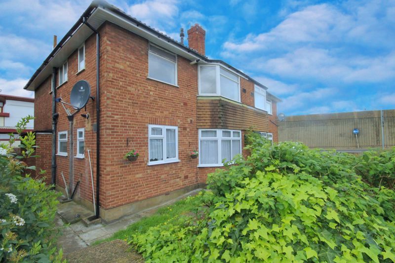 2 bed for sale in Blenheim Close, Greenford UB6, £315,000