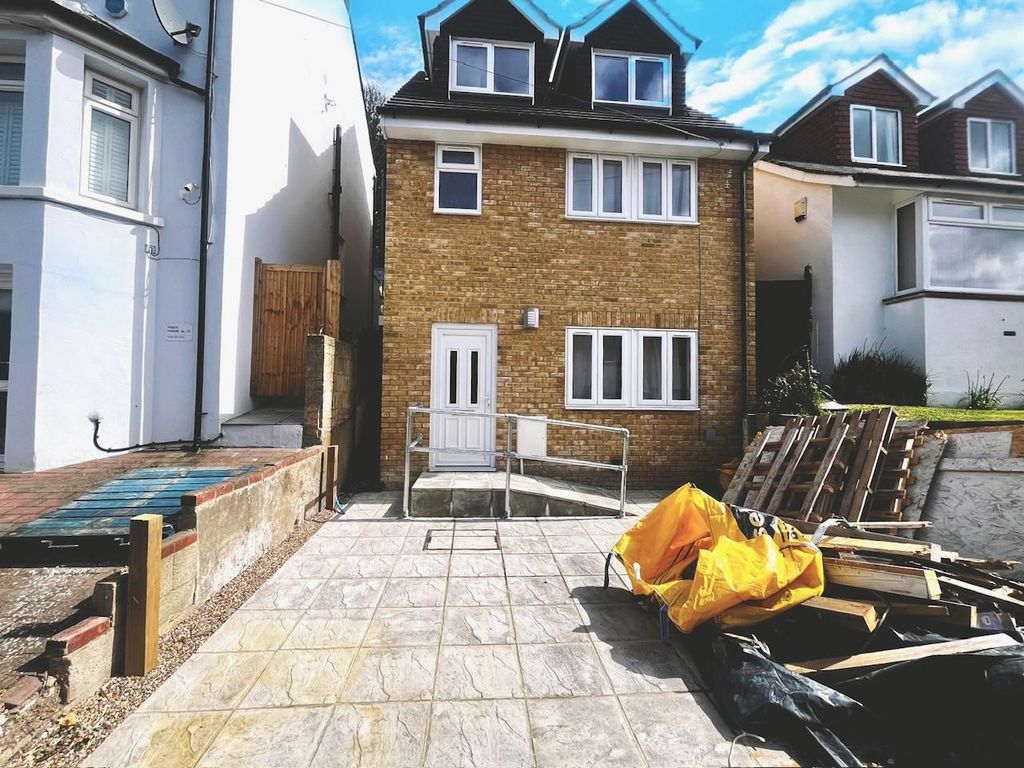 4 bed detached house for sale in Beacon Road, Chatham ME5, £400,000