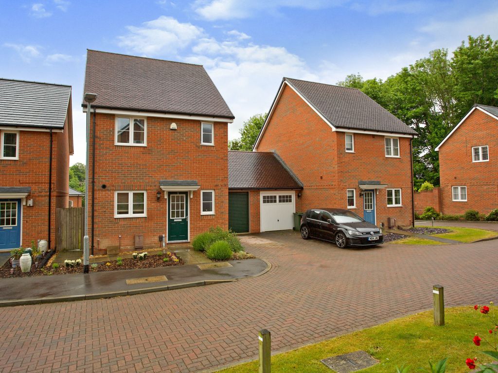 3 bed linkdetached house for sale in Catkin Grove, Horndean