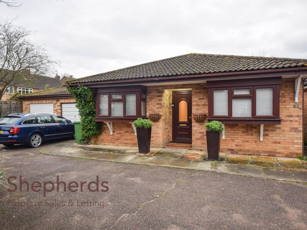 2 bed detached bungalow for sale in Lindsey Place, West Cheshunt EN7, £