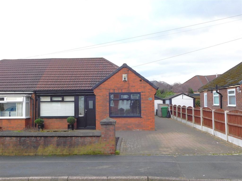 3 bed semidetached bungalow for sale in Alan Avenue, Failsworth
