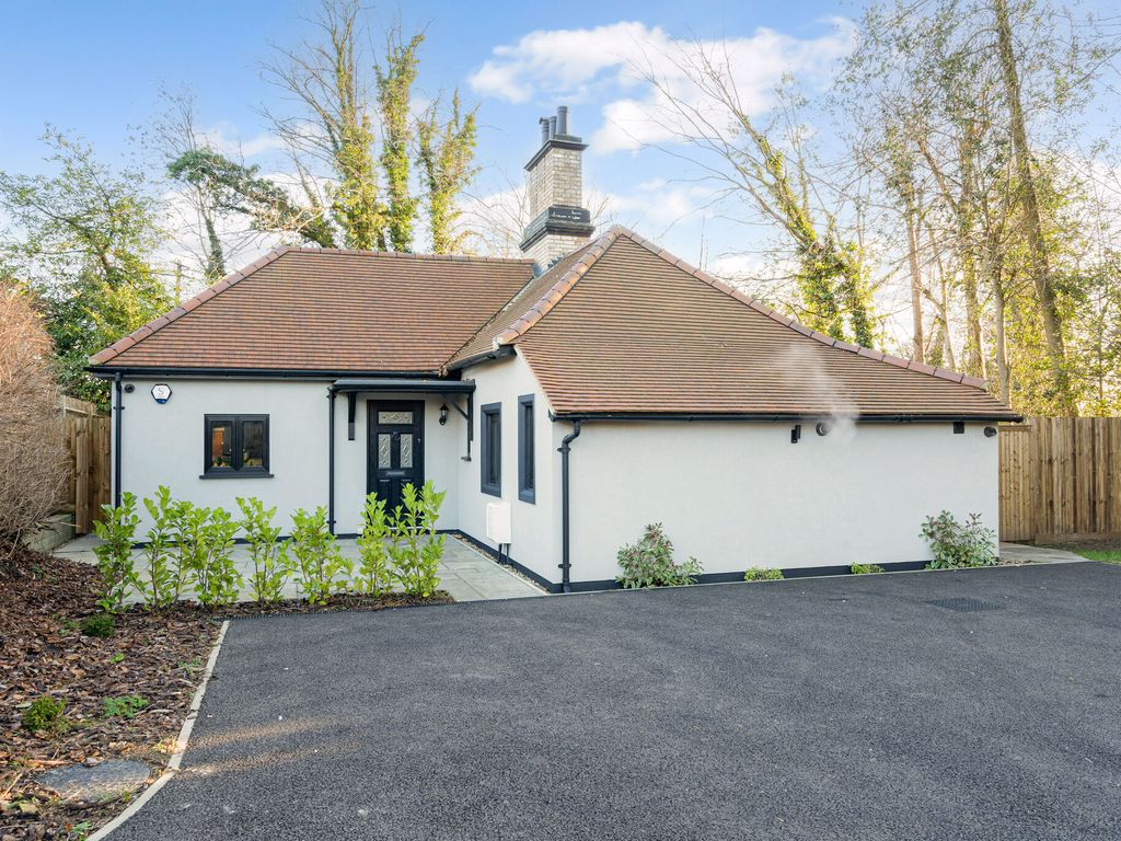 3 bed detached bungalow for sale in Hempstead Road, Watford WD17, £