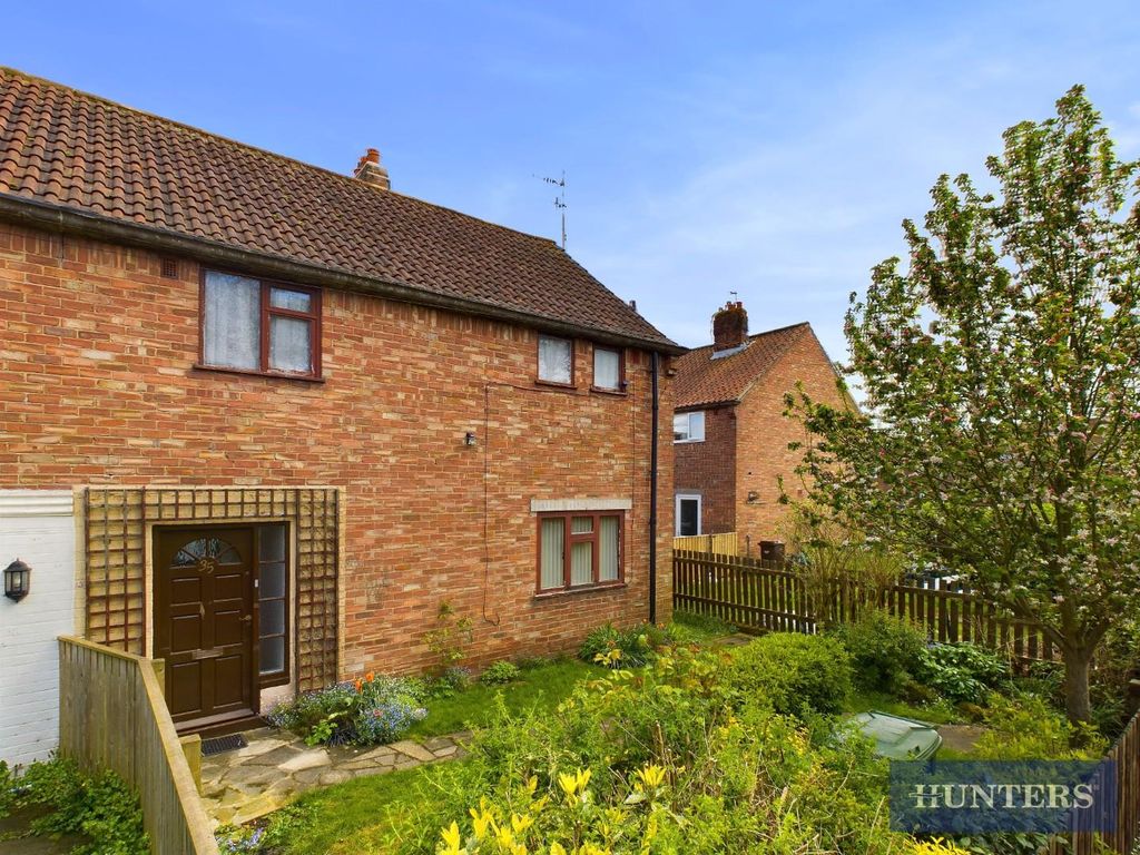 3 bed semidetached house for sale in Dunn Grove, Eastfield