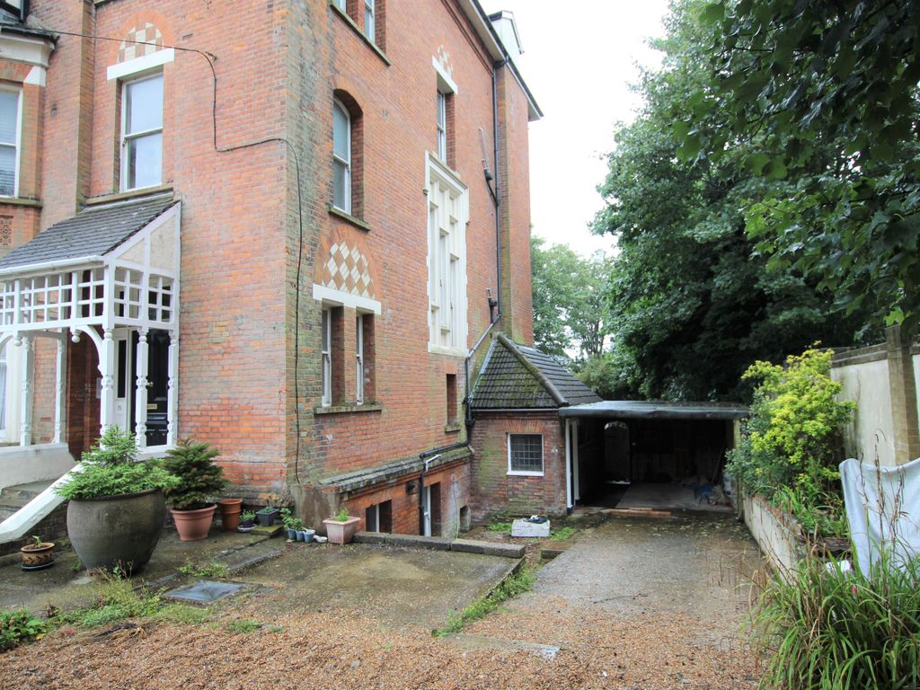 2 bed flat to rent in Dane Road, St. LeonardsOnSea TN38, £1,300 pcm