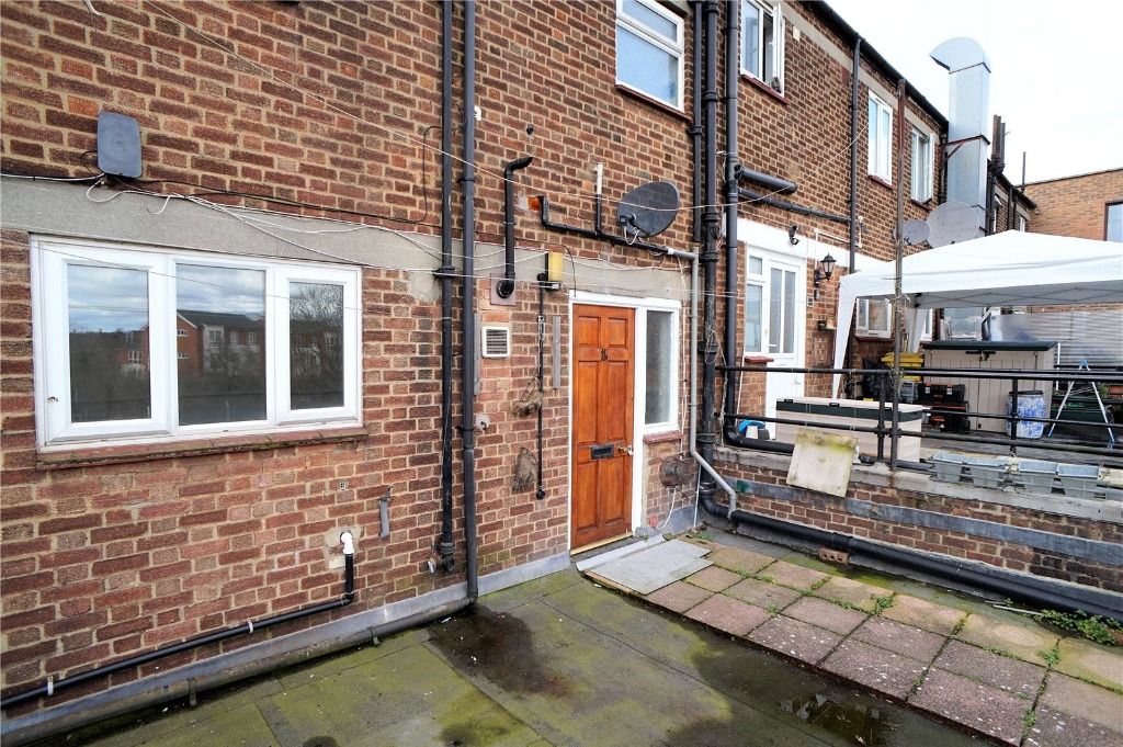 3 bed flat to rent in Chatsworth Parade, Petts Wood, Orpington BR5, £