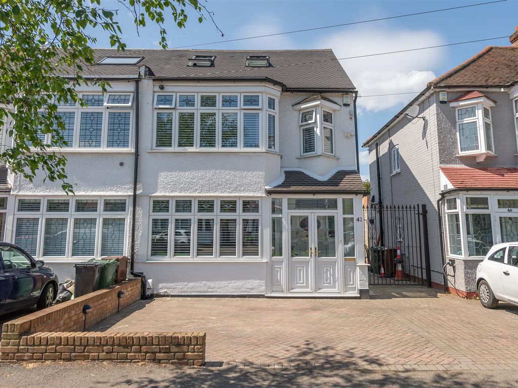 4 bed end terrace house for sale in Bourne Gardens, London E4 Zoopla
