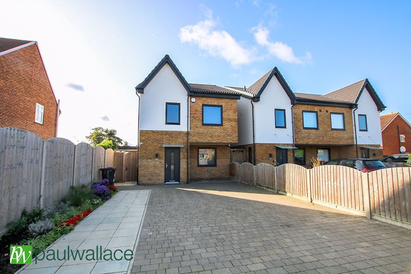 4 bed detached house for sale in Cameron Drive, Waltham Cross EN8, £