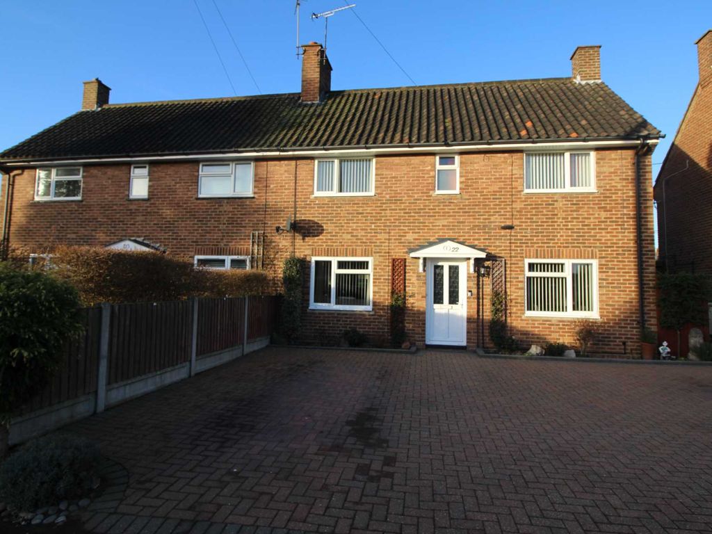 3 bed semidetached house for sale in Church Green, Wickham CM8