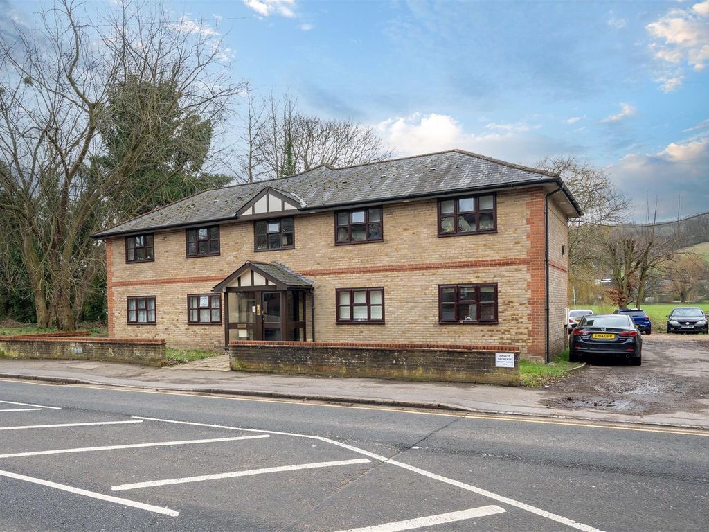 2 bed flat for sale in London Road, High HP11 Zoopla