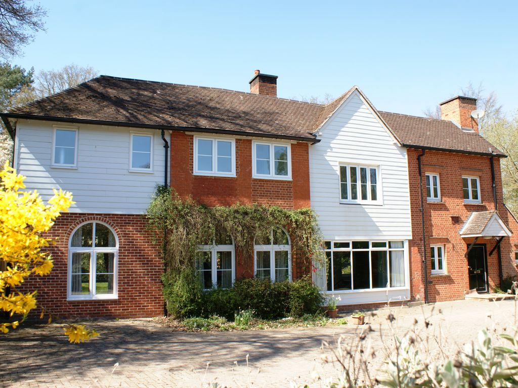 4 bed detached house to rent in West Avenue, Whiteley Village, Hersham