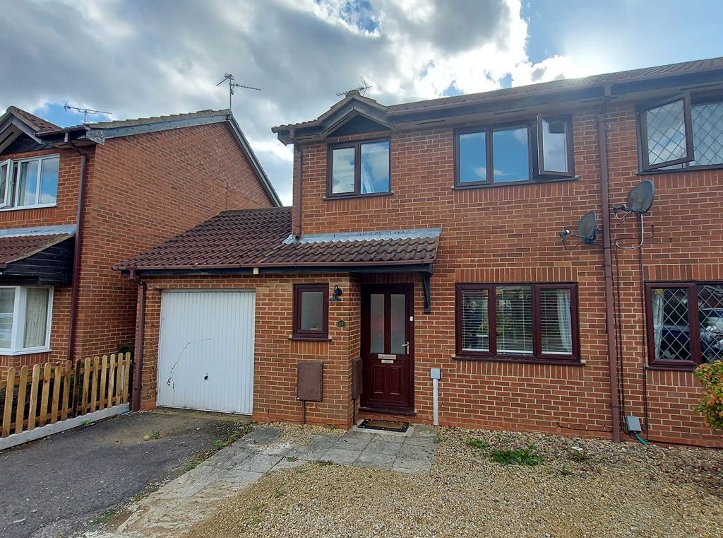 3 bed semidetached house for sale in Kendal Close, Peterborough PE4, £