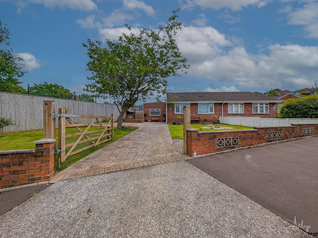 3 bed semidetached bungalow for sale in Heol Cleddau, Waunarlwydd