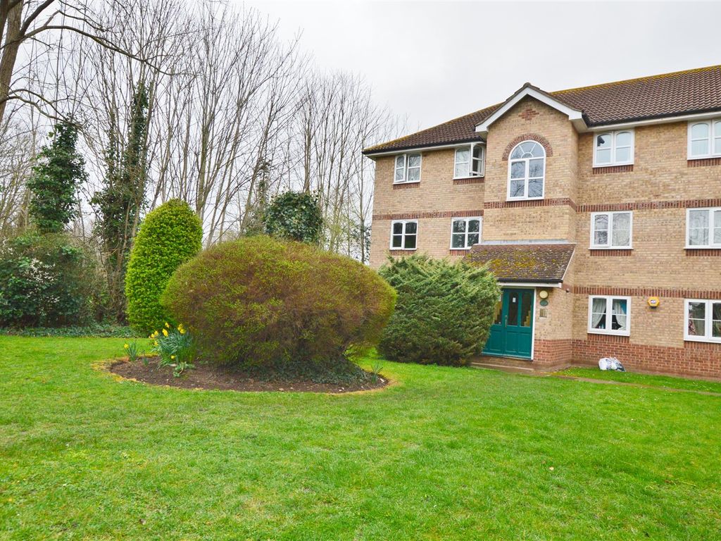 2 bed flat for sale in Worcester Gardens, Slough SL1 Zoopla