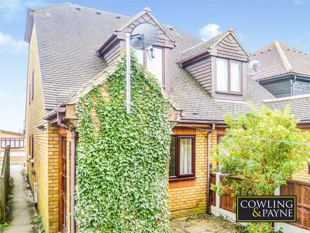 1 bed semidetached house to rent in Swan Lane, Runwell, Wickford SS11