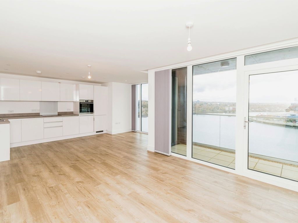 2 bed flat for sale in Granada House, Meridian Way, Southampton SO14, £