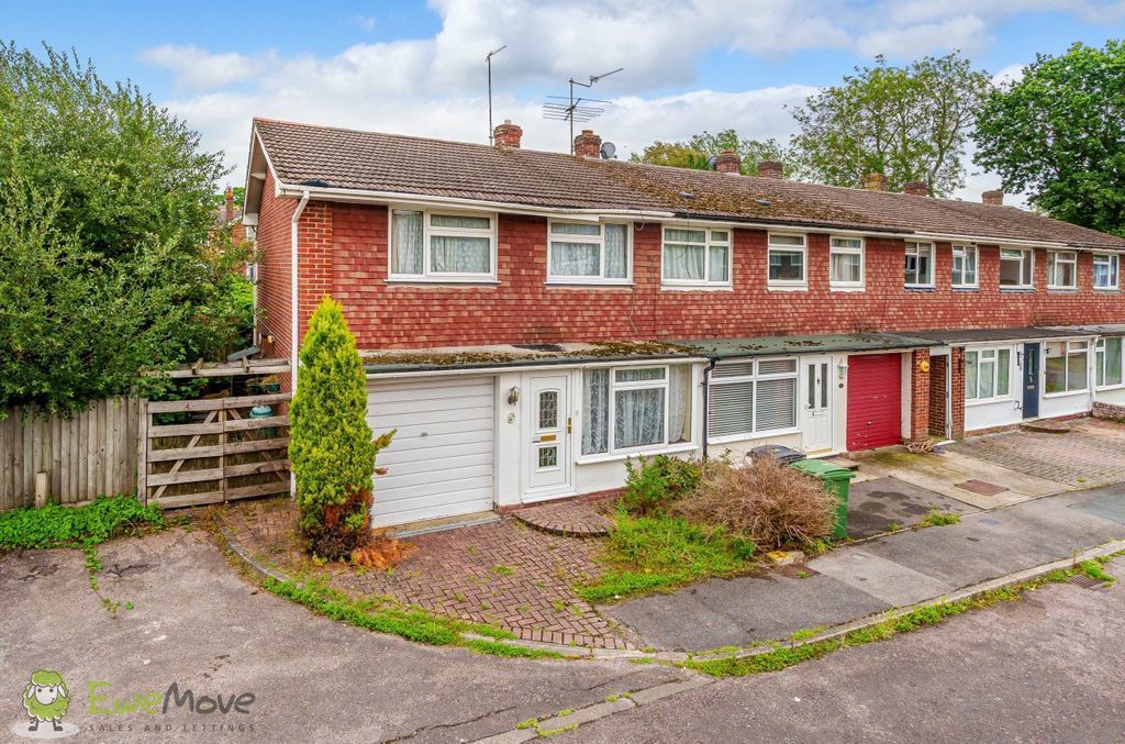 3 bed end terrace house for sale in Oak Tree Close, Tadley RG26, £