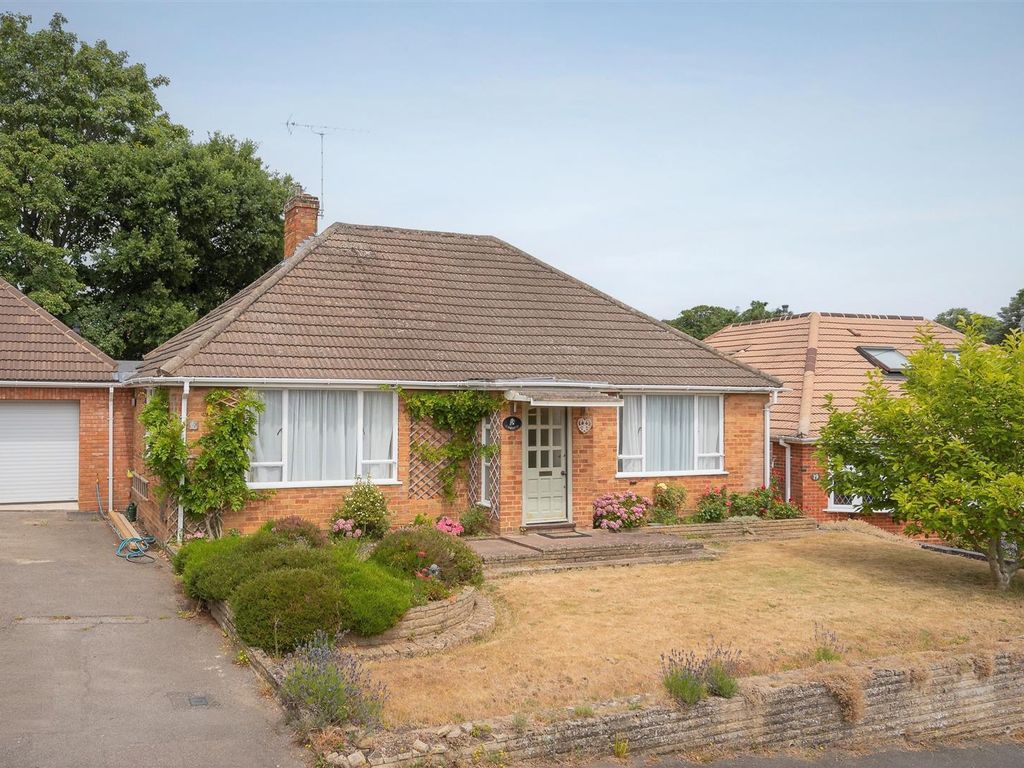 3 bed detached bungalow to rent in Highclere, Sunninghill, Ascot SL5