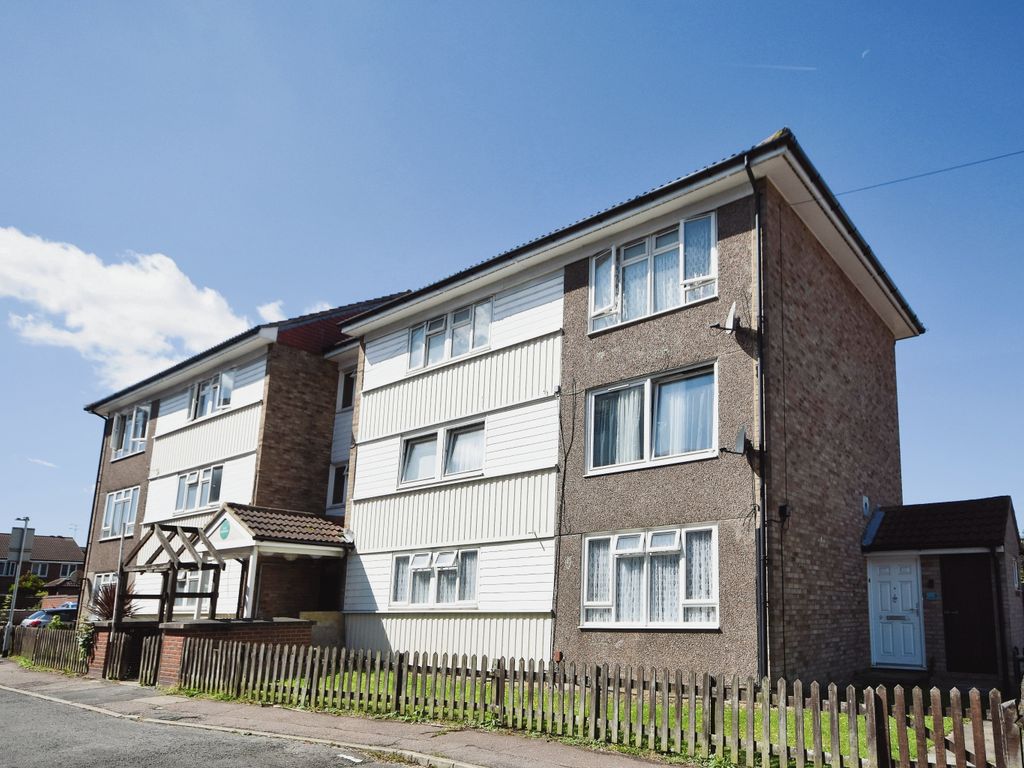 2 bed flat for sale in Caister Drive, Pitsea, Basildon, Essex SS13 Zoopla