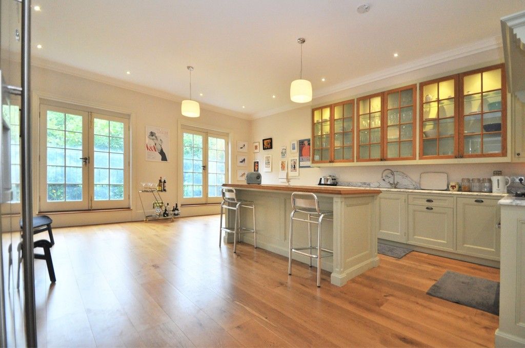 5 bed terraced house to rent in Woodclyffe Drive, Chislehurst, Kent BR7