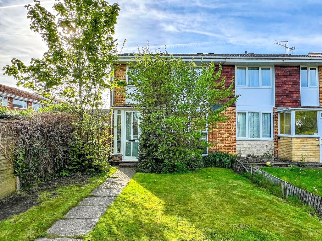 3 bed semidetached house for sale in Chichester Close, Hedge End