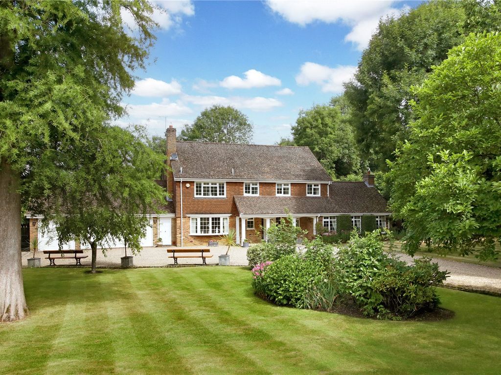 5 bed detached house for sale in Beacon Hill, High HP10, £