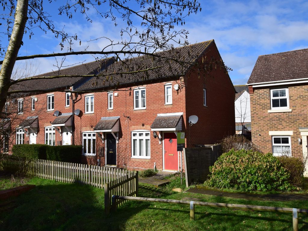 2 bed end terrace house for sale in Imperial Way, Singleton, Ashford