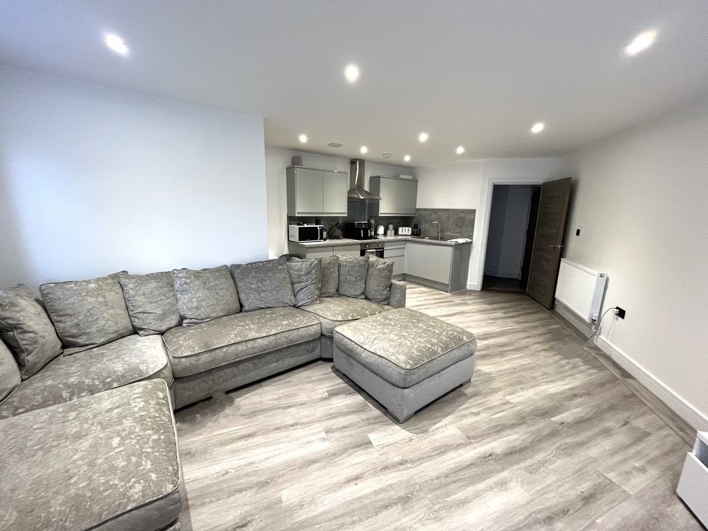 2 bed flat to rent in New Lane, Havant PO9, £1,200 pcm Zoopla