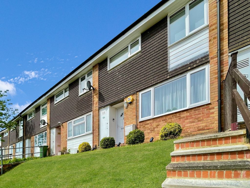 3 bed terraced house for sale in Devon Road, Luton, Bedfordshire LU2, £