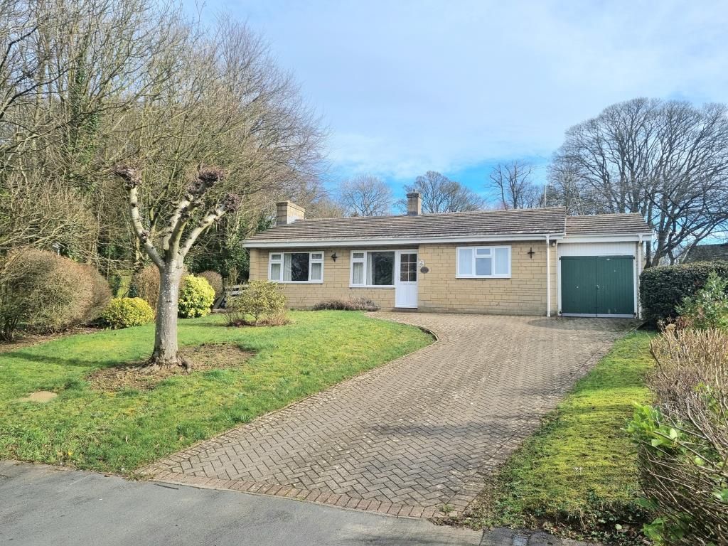 2 bed detached bungalow for sale in Chipping Norton, Oxfordshire OX7, £