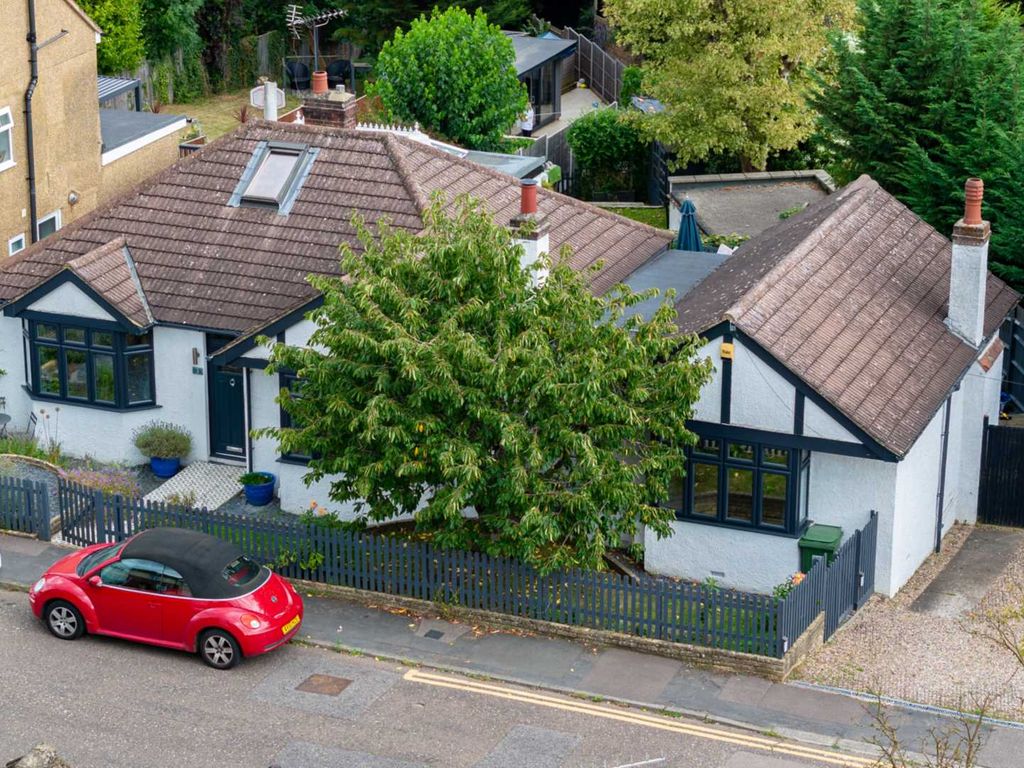 4 bed detached bungalow for sale in Cemmaes Court Road, Boxmoor HP1, £