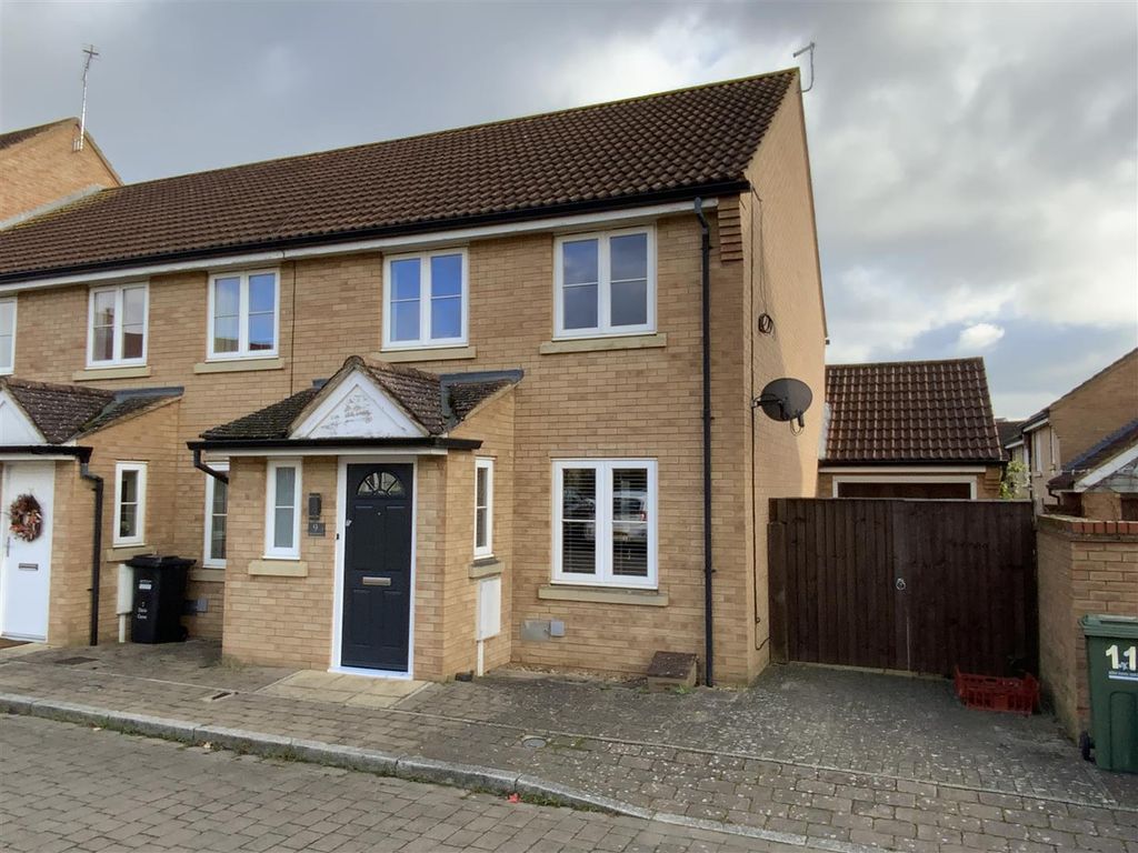 3 bed end terrace house for sale in Davis Grove, Oxley Park, Milton