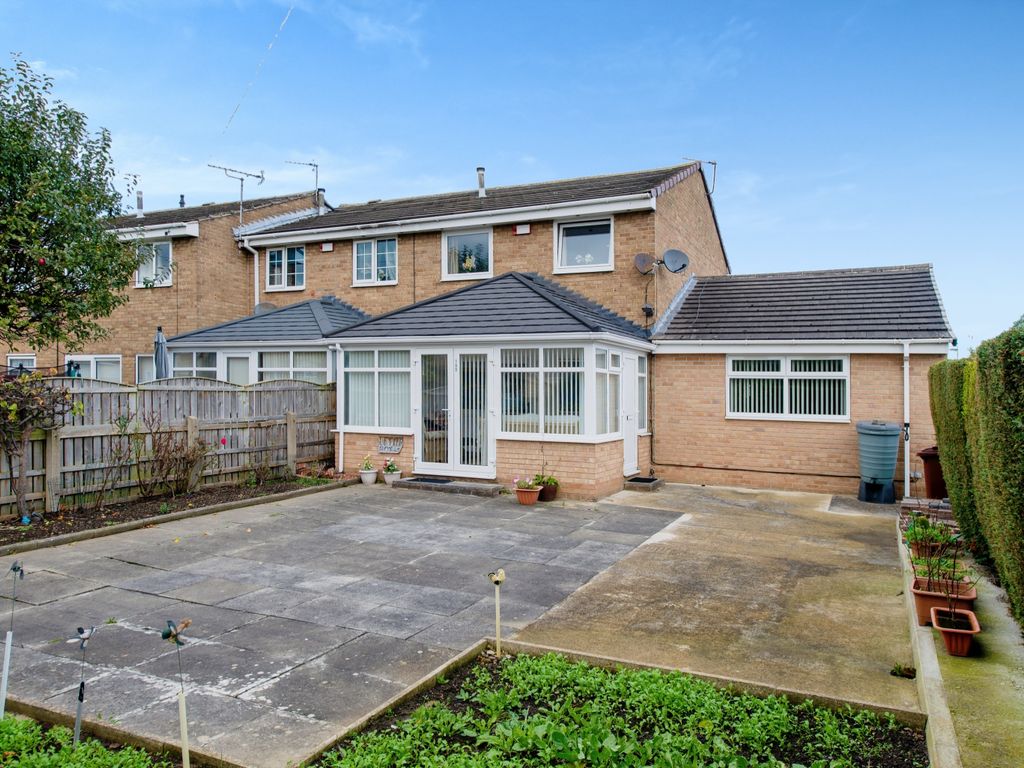 3 bed end terrace house for sale in Wentworth Road, Featherstone