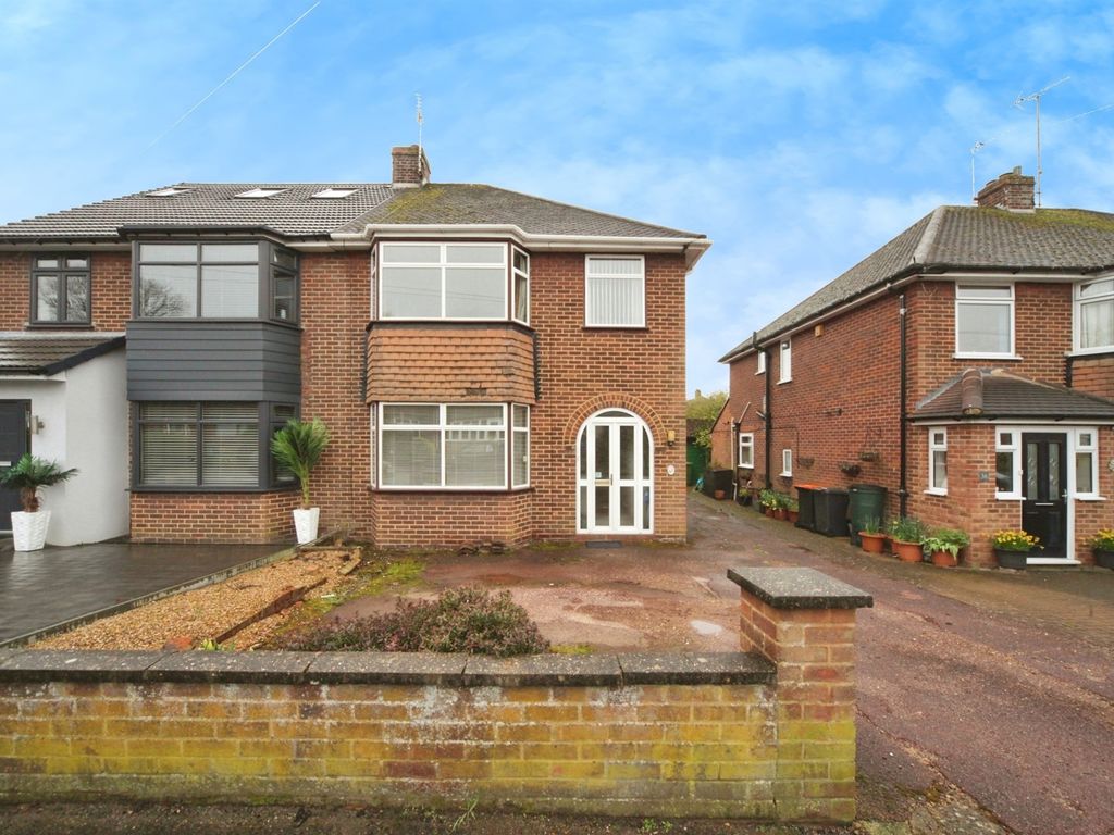 3 bed semidetached house for sale in Sundown Avenue, Dunstable LU5, £