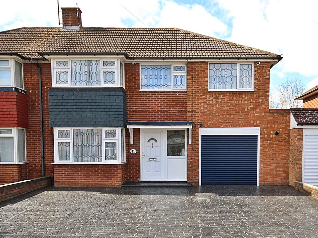 4 bed semidetached house for sale in Millers Ley, Dunstable