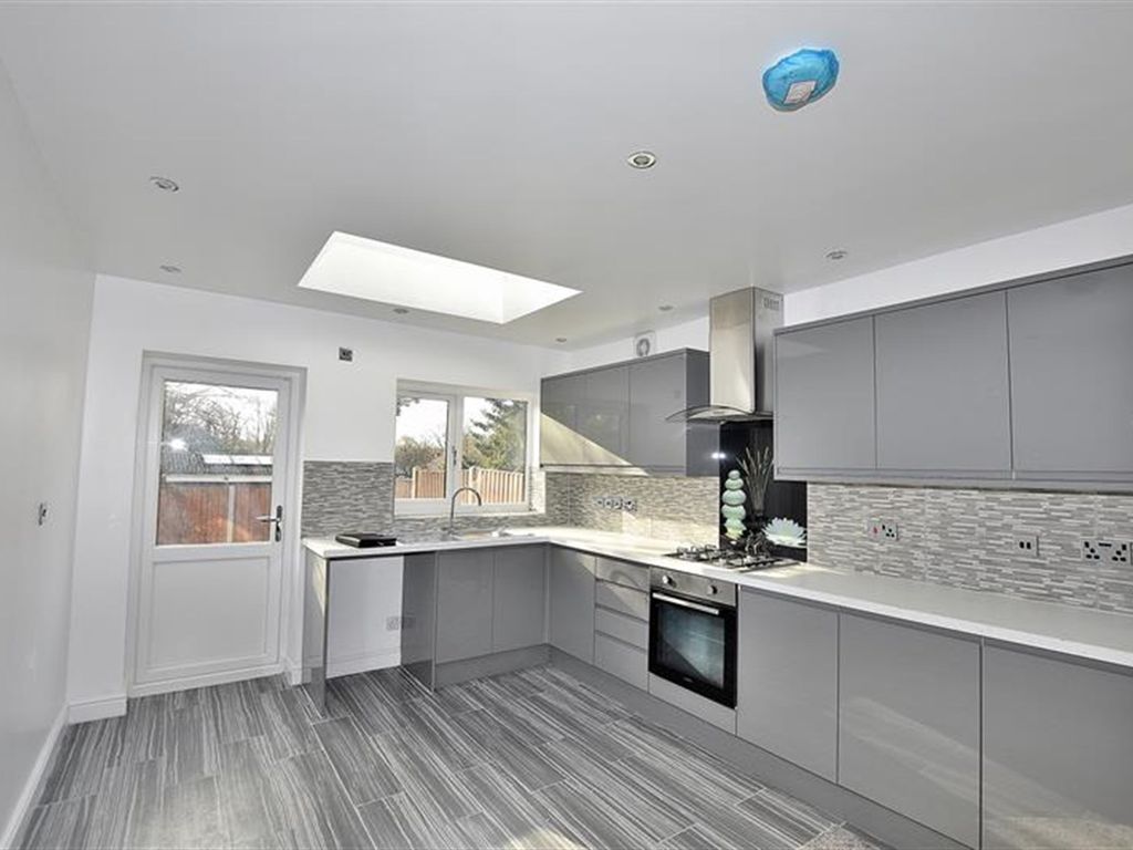 4 bed detached house to rent in The Hollies, Coalway Road