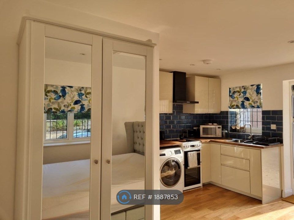Studio to rent in Finchampstead, Wokingham, Berkshire RG40, £950 pcm