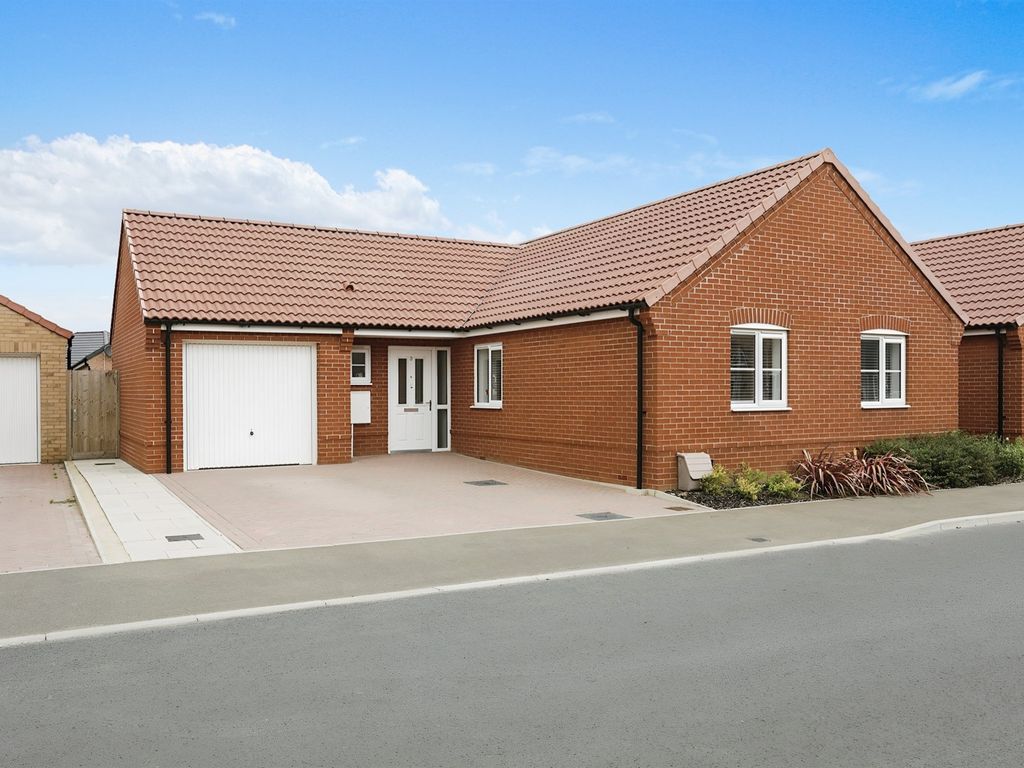 3 bed detached bungalow for sale in Westbrook Drive, Leiston IP16, £